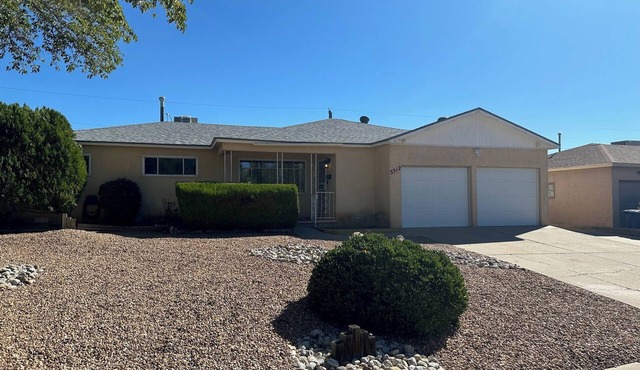 Spacious 4-bedroom house with a Pool, AC, WiFi located in Northeast Albuquerque