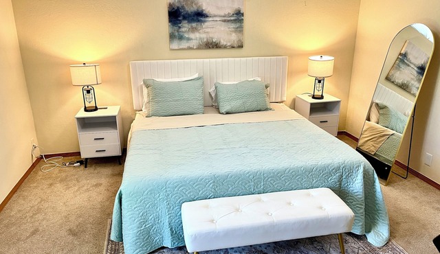 Spacious 4BR King bed Modern Home Perfect for Teams and Families near East Mall