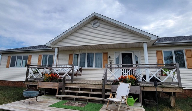 Spacious 5-bedroom house with WiFi, AC and private deck on charming Smith Island