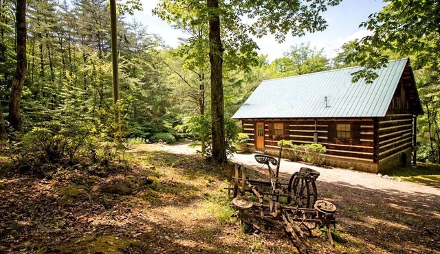 Spacious and Rustic Cabin with a Hot Tub near Copperhill for a Family Getaway in Tennessee in Copperhill