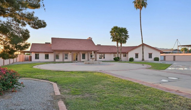 Spacious Arizona Home: Pool, Fire-Up Backyard + 5 Bedroom