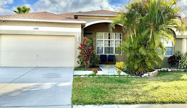 Spacious House w/Heated Pool & Hot Tub near Tampa