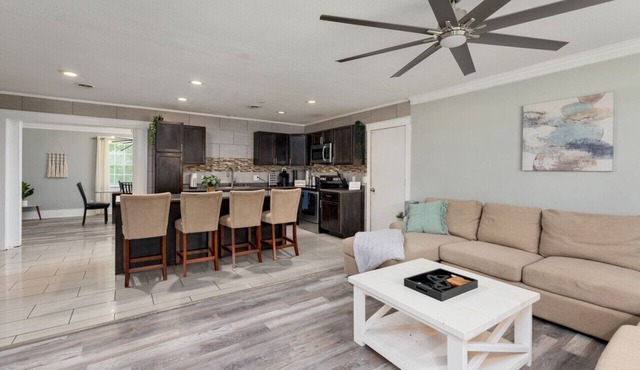 Spacious Kitchen, Living, & Sunroom w/King Bed