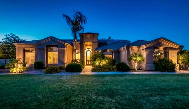 Spacious & Luxurious oasis w/saltwater pool, hot tub, outdoor kitchen & sauna