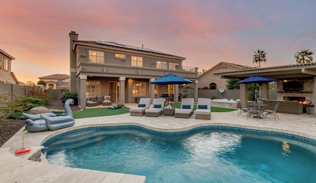 Spacious N. Glendale Retreat/5BR/Htd Pool & Hot Tub/Greenbelt Views/Central Loc