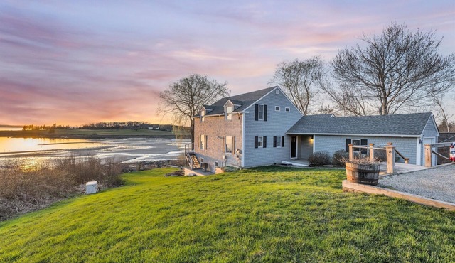 Spacious Oceanfront Home Stunning Sunset Views