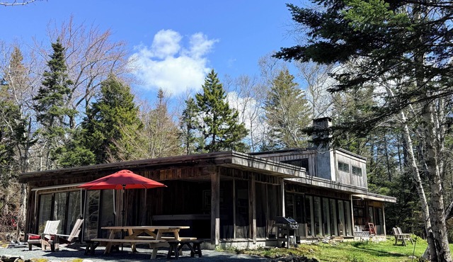 Spacious private modern 4-bedroom house in beautiful natural setting in Brooklin