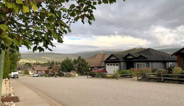 Spacious, spotless, self-contained suite with panoramic views in Kelowna