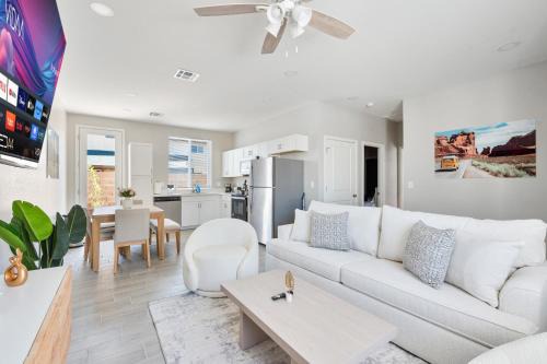 Spacious Two Bedroom Two Bathroom with Free Parking and Cozy Beds