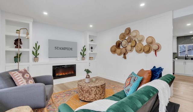 Stampede | 4BR Home | Main Floor King | 2 Kitchens | Garage | Sleeps 8 | Yard