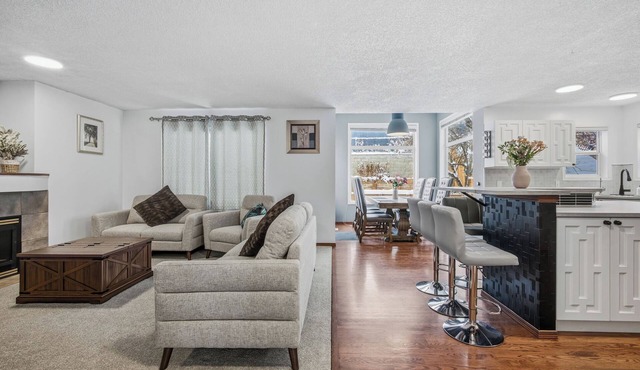 Steps-Country Hills Centre | 10 mins YYC Airport | Beautiful House