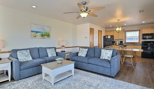 Storm Cottage- Short Walk to Beach- Community Pool & Spa