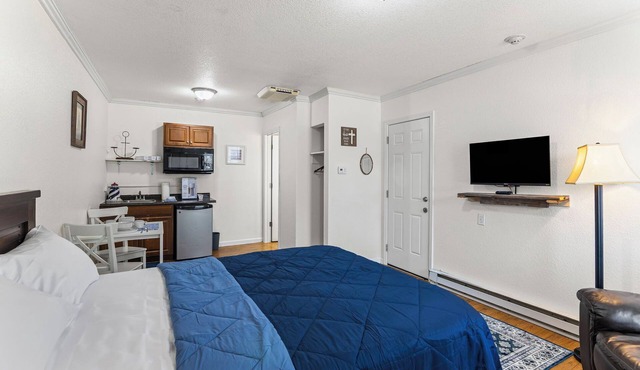 Studio Apartment Charming Kansas Hideaway Near Downtown w/Parking