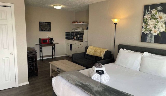 Studio apartment w/balcony-Nob Hill, UNMH, Pres Hosp.