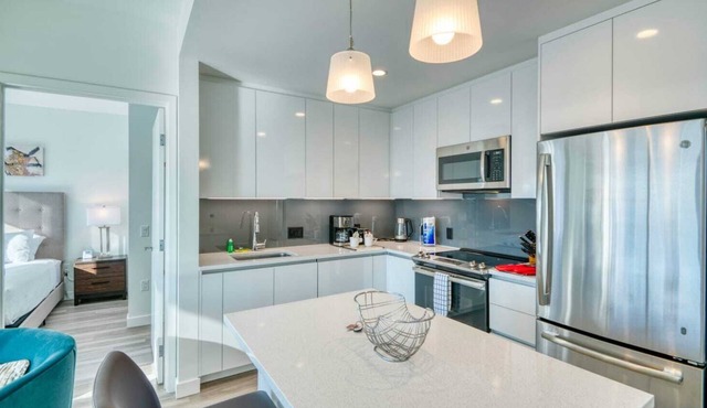 Stunning Apt with City Views