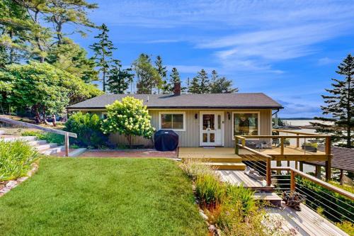 Stunning artist's retreat with ocean view & amazing deck, near Reid State Park