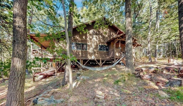 Stunning log cabin with fireplace & nature views - near shopping & dining
