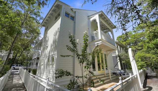 Stunning Luxury Guest Cottage in Seaside! Close to pool + 2 Adult Bikes!