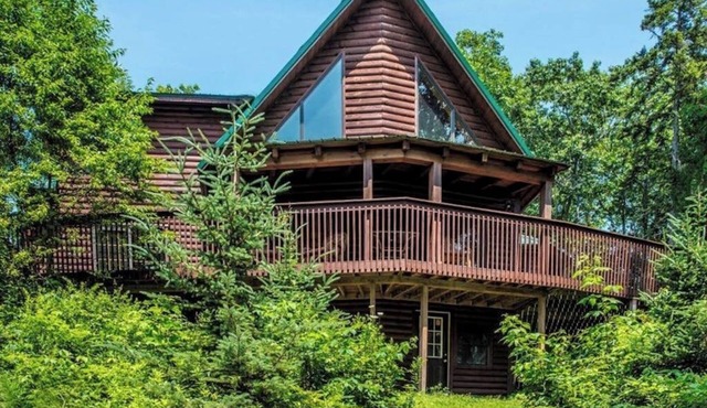 Stunning & Spacious Log Cabin in the Woods