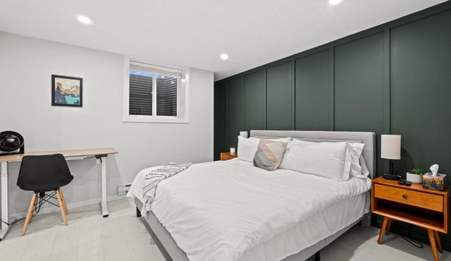 Stylish & Comfy Mountain Escape King Bed PS5!