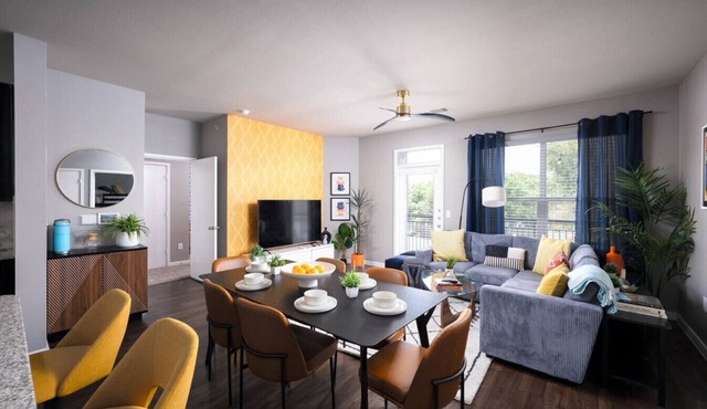Stylish Resort Oasis: 5* Location, Pool, Gym, Pkg!