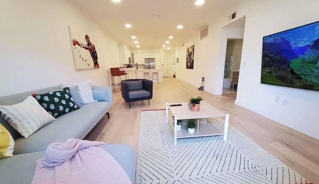 Stylish, Spacious, and Modern: 2 Bedroom Apartment in the Heart of Los Angeles