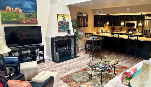 Suite Uptown Sedona - The Sweet Spot to be! Walk to Shopping and Dining.