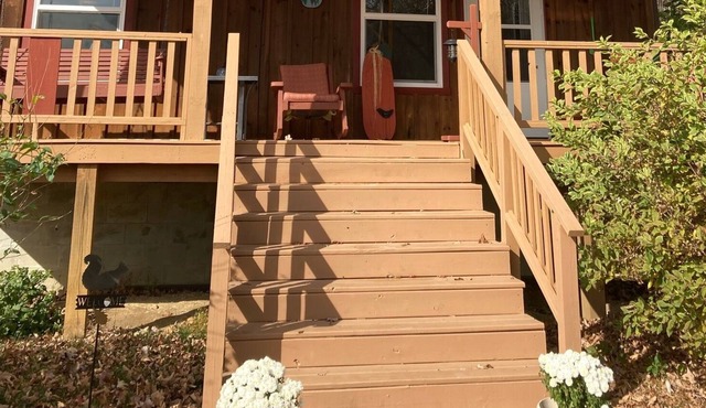 Summer's here! Hike, boat, kayak, campfires! Burr Oak SP and Lake. Sleeps 4.