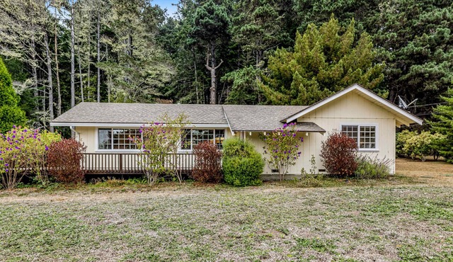 Sunny getaway with hot tub, yard & beach trail