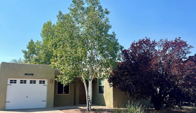 Sunny, Tranquil Two-Bedroom Home Near Santa Fe’s Best Attractions