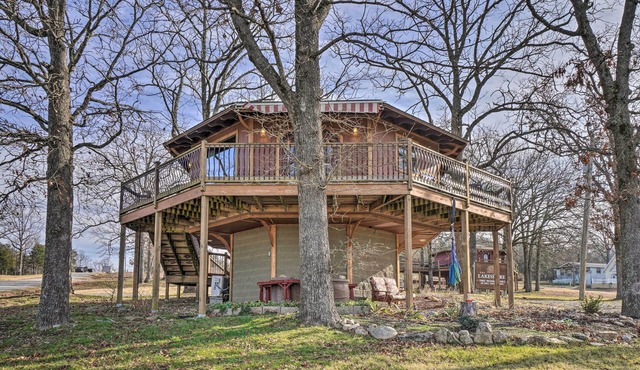'Sunset Bluff Treehouse': On Bull Shoals Lake!