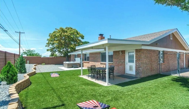 Sunset Home ABQ, Modern Retreat w/3 King Beds