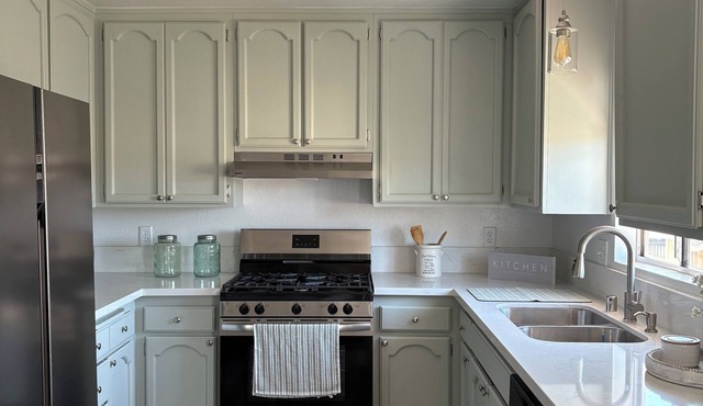 Superb 2-bedroom condo in Paramount with AC