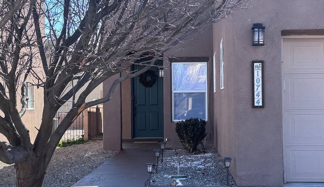 Superb 3-bedroom comfy home located in albuquerque gated community