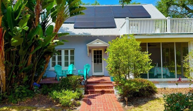 Superb location historic home- spacious, bright, and quiet, yet downtown!