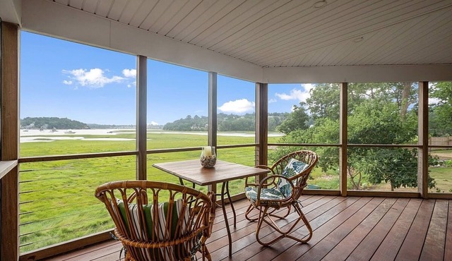Sweeping saltmarsh & river views, birdwatching, great restaurants, cozy peace. in Gloucester