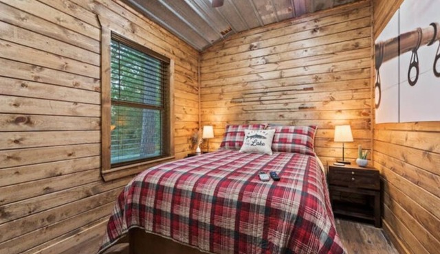 Sweet lil' tiny cabin, kitchenette, fire pit, glamping in style, near lake