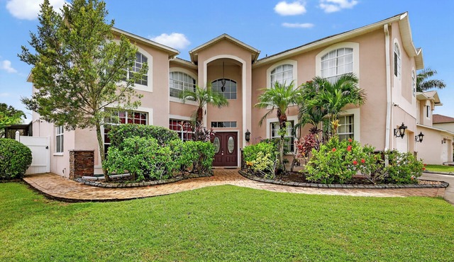 Tampa Mansion: Theater, Pool, Fire Pit & Sleeps 10