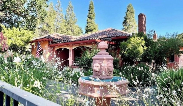 The 1925 Gunn House