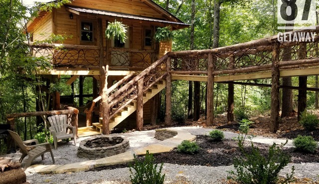 The 87Getaway Secluded Treehouse Escape