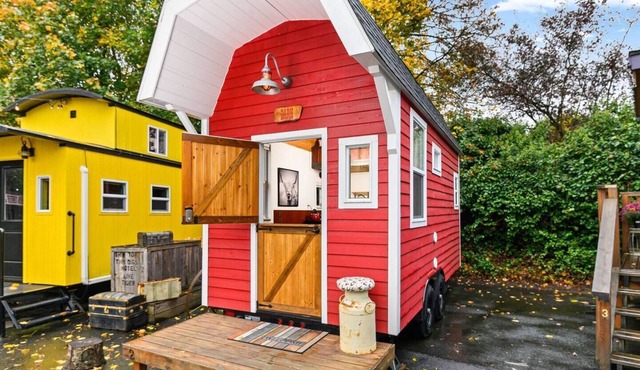 The Barn - Custom Tiny Home w/Barn Vibe