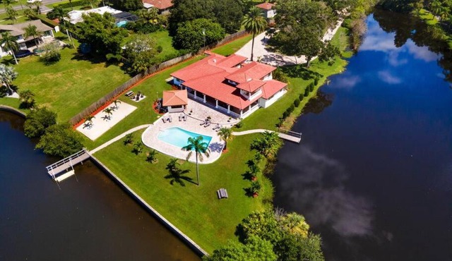 The Belleair Estate - Breathtaking Home with Incredible Pool. 15 Min to Beach