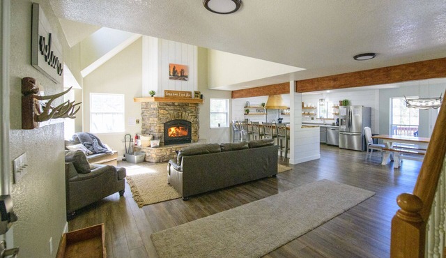 The Elk Chateau | Luxury Cloudcroft Cabin w/Theater 🎬 Arcade & Stunning Views