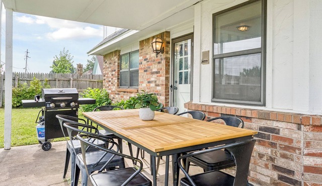The Full House—10 beds~Near Rose District~Shuffleboard~Poker Room~Game Room