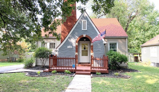 The Ginger Bread House~Central Location~King Beds~Charming