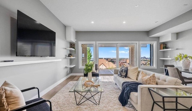 The Luxe Suite- Bright Guestsuite with city views