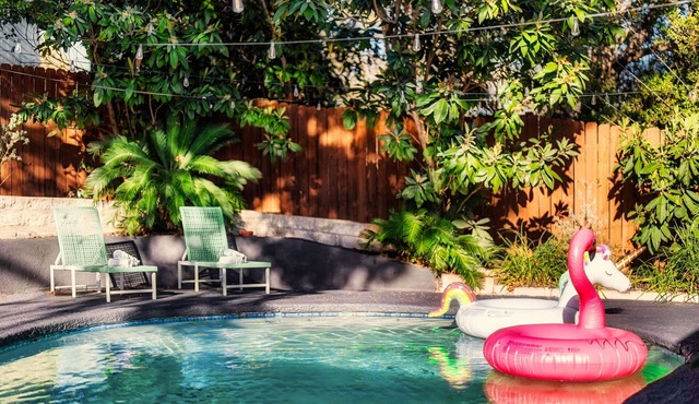 The Palm Royale: Mid century pool home in trendy East Austin sleeps 12!