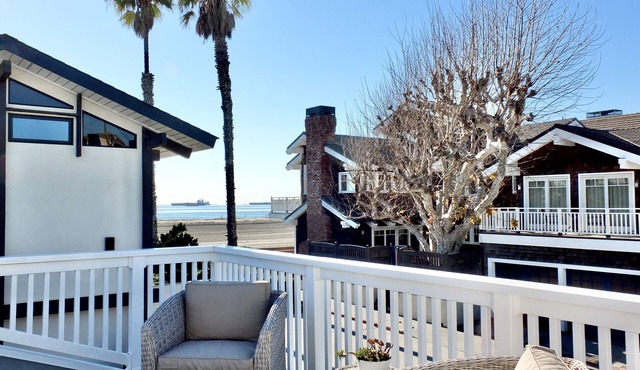 The Perfect Beach House! Private and Desirable 5 BDR, Walk to Dining & Shopping