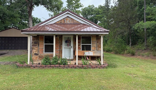 The Rose Creek Cottage, at base of Petit Jean Mountain sleeps 4