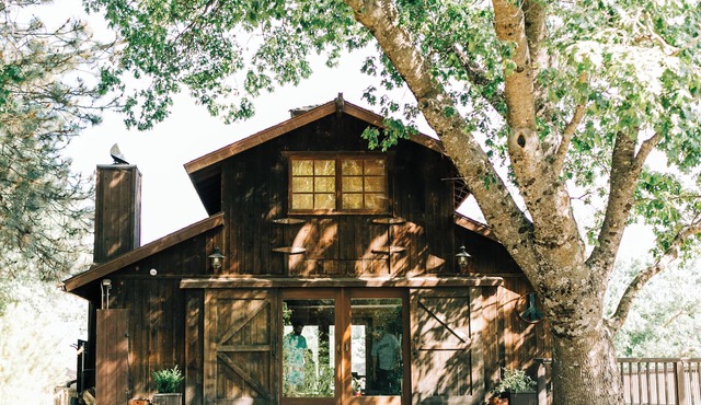 The Rustic Barn at Sacred Mountain: Vintage Barn, Stargazing, Spa, Volcan Mtn.
